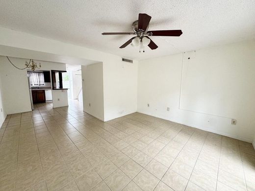 Residential complexes in Oakland Park, Broward County