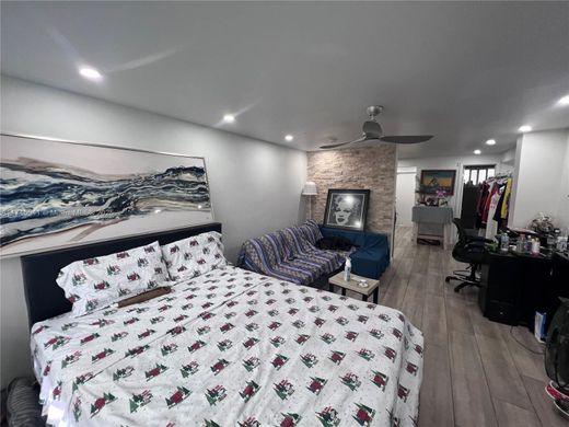 Residential complexes in Miami Beach, Miami-Dade