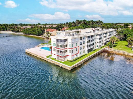 Residential complexes in Boynton Beach, Palm Beach