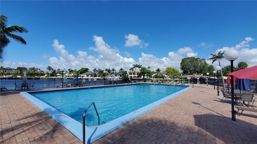 Residential complexes in Hallandale, Broward County