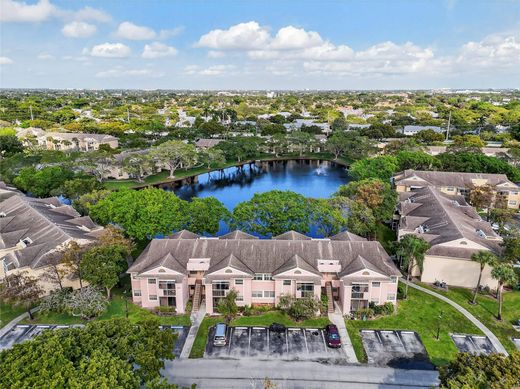 Residential complexes in Pompano Beach Highlands, Broward County