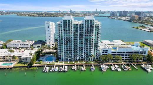 North Bay Village, Miami-Dade Countyのアパートメント・コンプレックス
