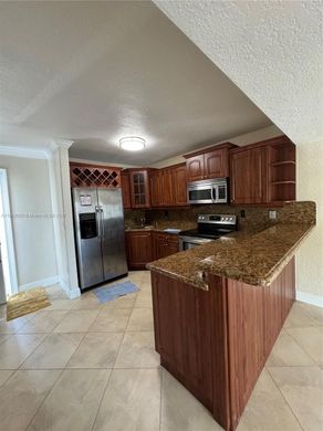 Жилой комплекс, Hialeah, Miami-Dade County