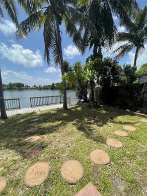 Villa in Hallandale Beach, Broward County