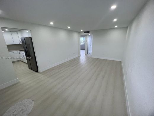 ハイアリア, Miami-Dade Countyのアパートメント・コンプレックス