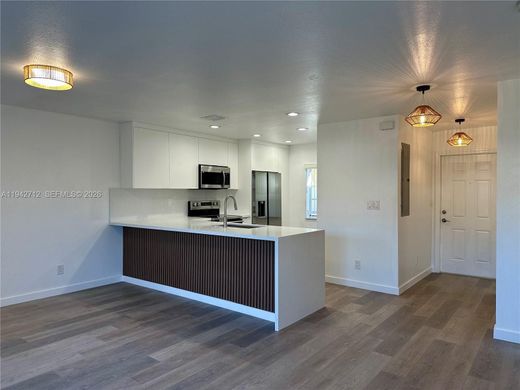 Townhouse in Hallandale, Broward County