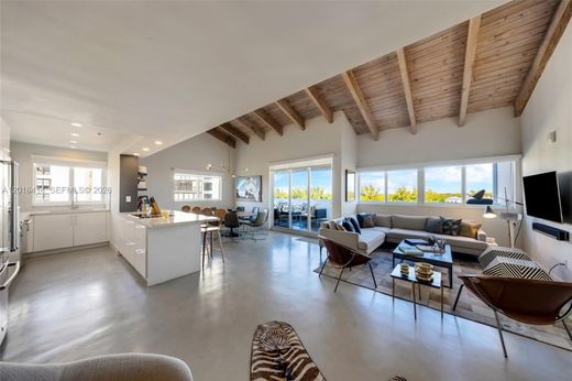 Residential complexes in Key Biscayne, Miami-Dade