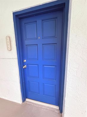 マイアミ, Miami-Dade Countyのアパートメント・コンプレックス