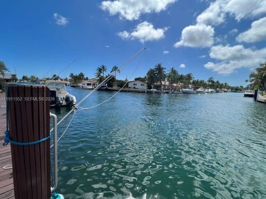 North Miami, Miami-Dade Countyのアパートメント・コンプレックス