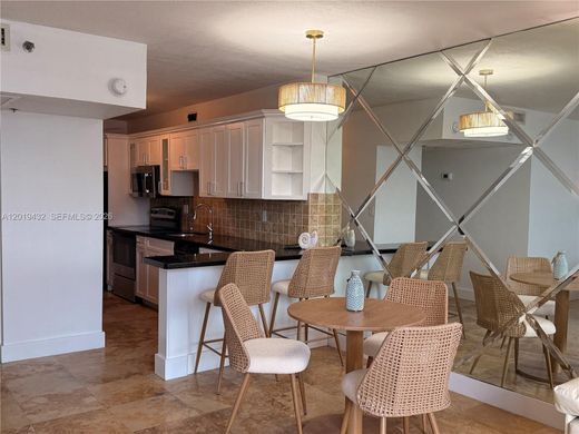 Residential complexes in Miami Beach, Miami-Dade