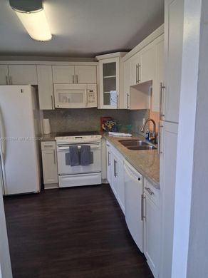 Residential complexes in Hallandale, Broward County