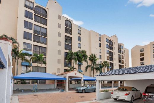 Residential complexes in Boca Raton, Palm Beach