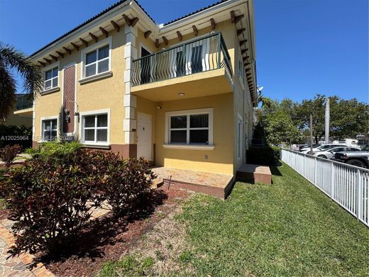 Townhouse in Hallandale, Broward County