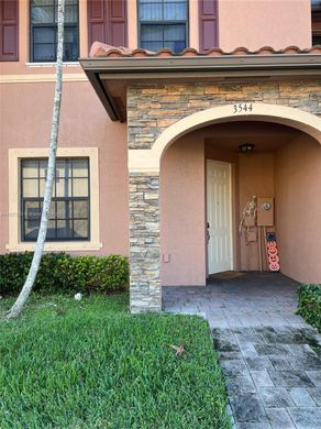 ハイアリア, Miami-Dade Countyのタウンハウス