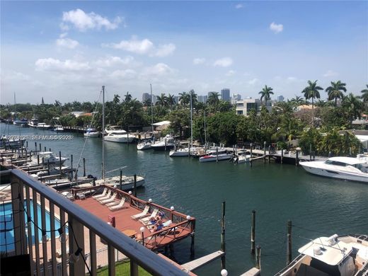 Residential complexes in Fort Lauderdale, Broward County