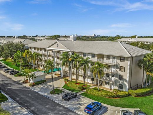 Residential complexes in Boca Raton, Palm Beach