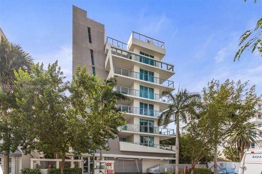 Residential complexes in Bay Harbor Islands, Miami-Dade