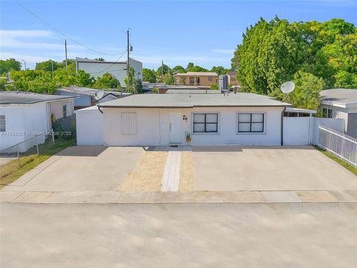 Villa in Hialeah, Miami-Dade County