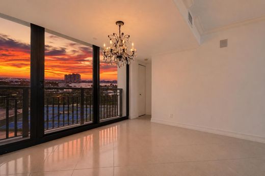 Residential complexes in Palm Beach Shores, Palm Beach