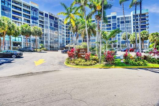 Residential complexes in Hallandale, Broward County