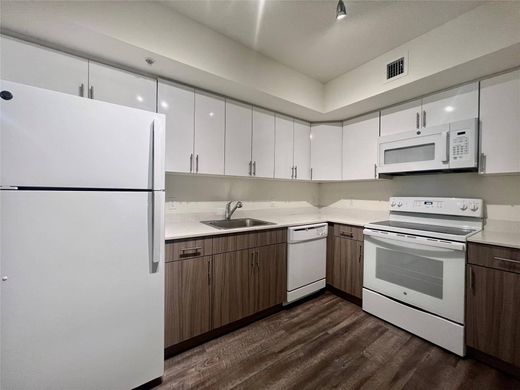 ハイアリア, Miami-Dade Countyのアパートメント・コンプレックス