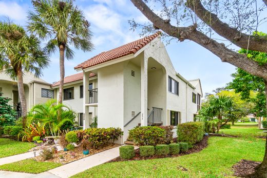 Residential complexes in Boynton Beach, Palm Beach