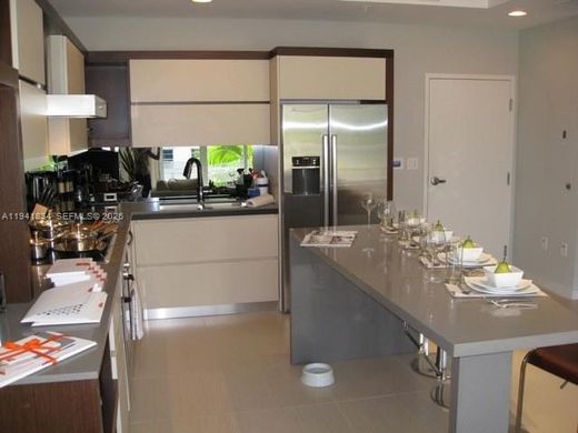 Residential complexes in Miami Beach, Miami-Dade