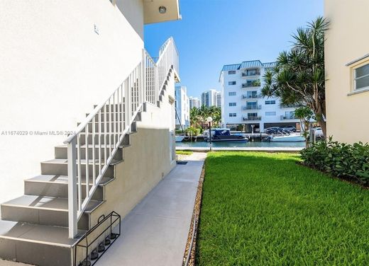 North Miami Beach, Miami-Dade Countyのアパートメント・コンプレックス