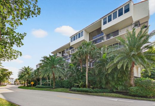 Residential complexes in Highland Beach, Palm Beach
