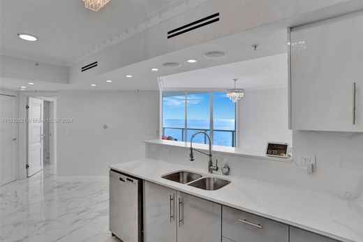 Complexes résidentiels à Sunny Isles Beach, Comté de Miami-Dade