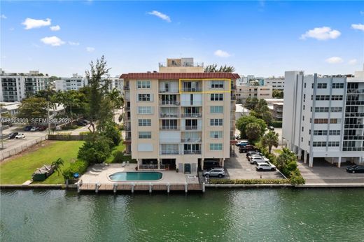 Residential complexes in Bay Harbor Islands, Miami-Dade