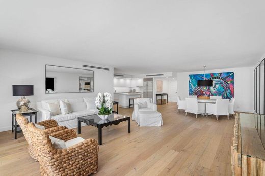 Residential complexes in Palm Beach, Florida