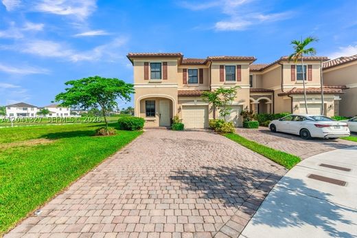 Casa di città a Hialeah, Miami-Dade County