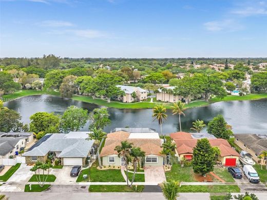 Villa - Pembroke Pines, Broward County