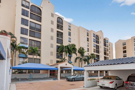 Residential complexes in Boca Raton, Palm Beach