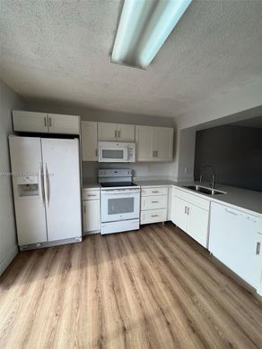 ハイアリア, Miami-Dade Countyのアパートメント・コンプレックス