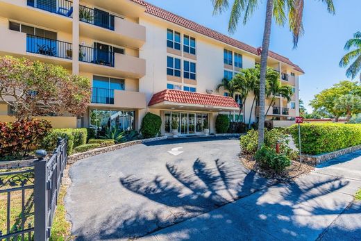 Residential complexes in Boca Raton, Palm Beach