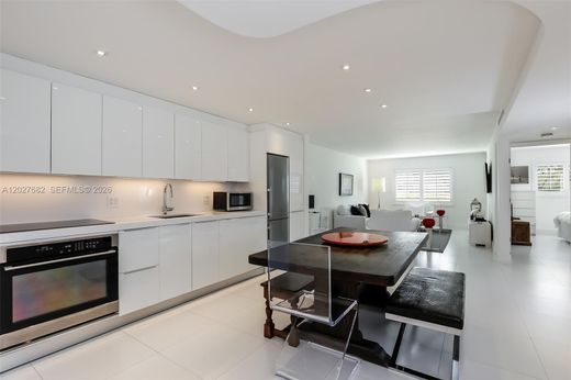 Residential complexes in Key Biscayne, Miami-Dade