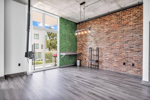 ハリウッド, Broward Countyのアパートメント・コンプレックス