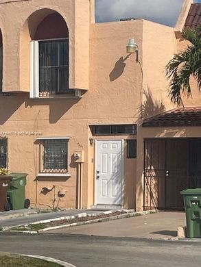Şehir evi  Hialeah, Miami-Dade County