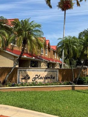Жилой комплекс, Hialeah, Miami-Dade County