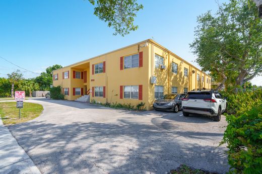 Residential complexes in Boca Raton, Palm Beach