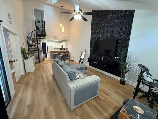 Townhouse in North Lauderdale, Broward County
