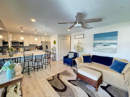 Residential complexes in Ocean Ridge, Palm Beach