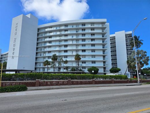 Residential complexes in Pompano Beach, Broward County