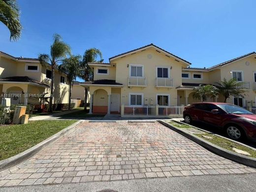 Casa di città a Hialeah, Miami-Dade County