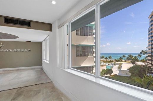 Residential complexes in Miami Beach, Miami-Dade