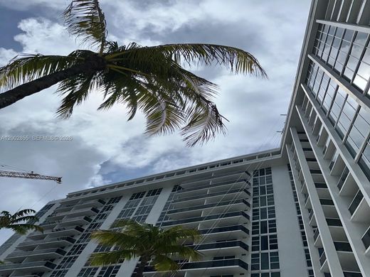 Residential complexes in Bal Harbour, Miami-Dade