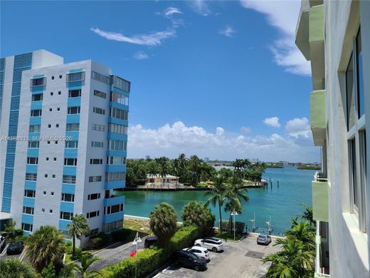 Residential complexes in Bay Harbor Islands, Miami-Dade
