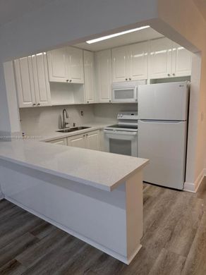 ハイアリア, Miami-Dade Countyのアパートメント・コンプレックス